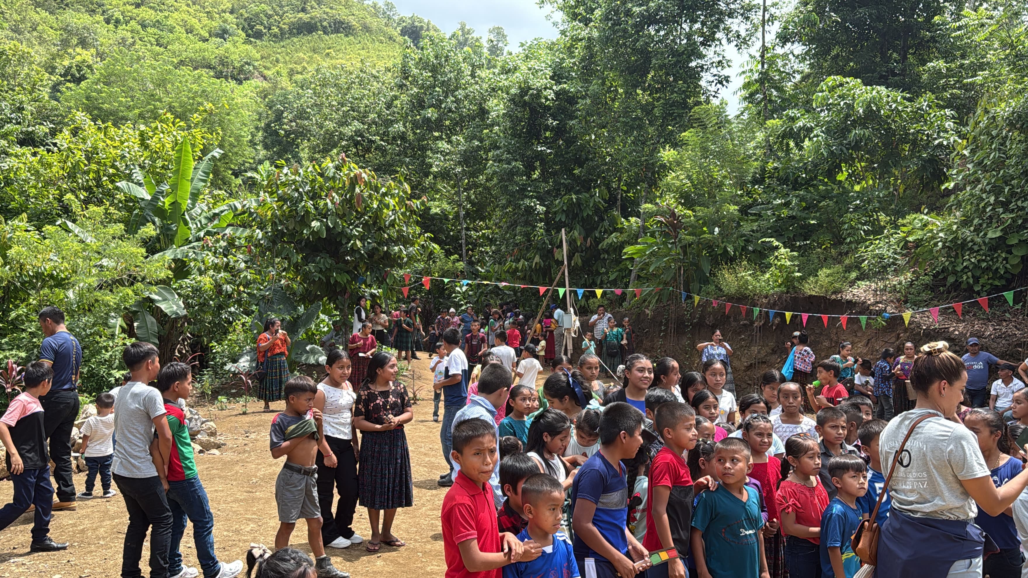 Comunidad reunida durante la misión en Lanquín